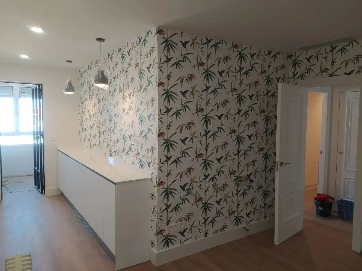 Empapelador experto en Sevilla: Instalación de papel vinílico para cocinas.