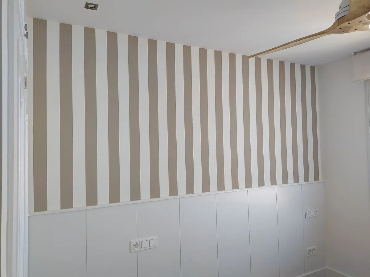 Papel pintado en dormitorio principal, trabajo profesional de empapelador en Sevilla.