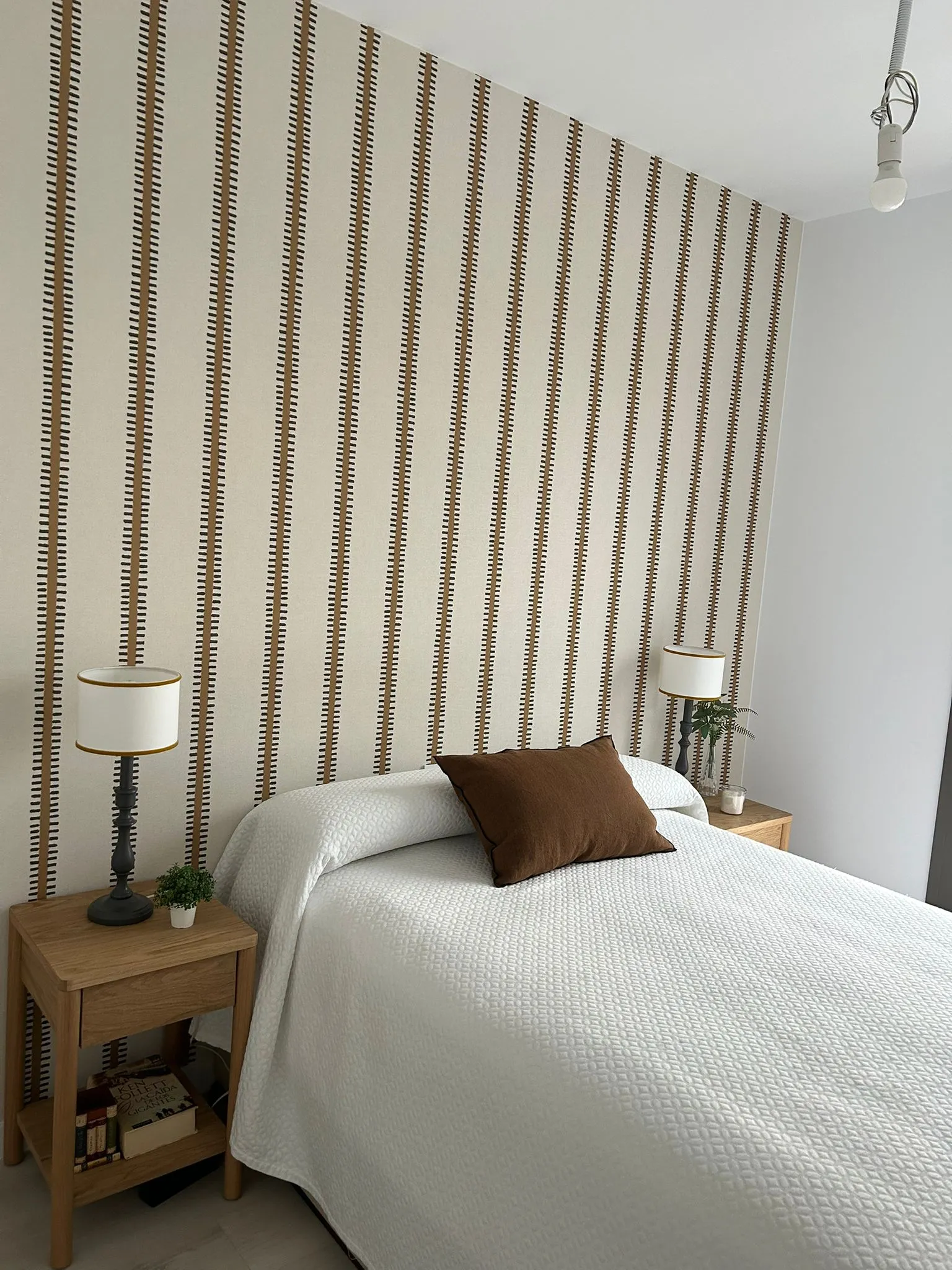 Instalación de papel pintado en dormitorio con acabado profesional.