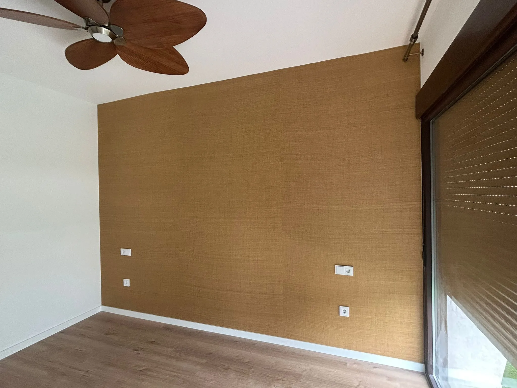 Nuevo empapelado de dormitorio en Sevilla, diseño moderno.