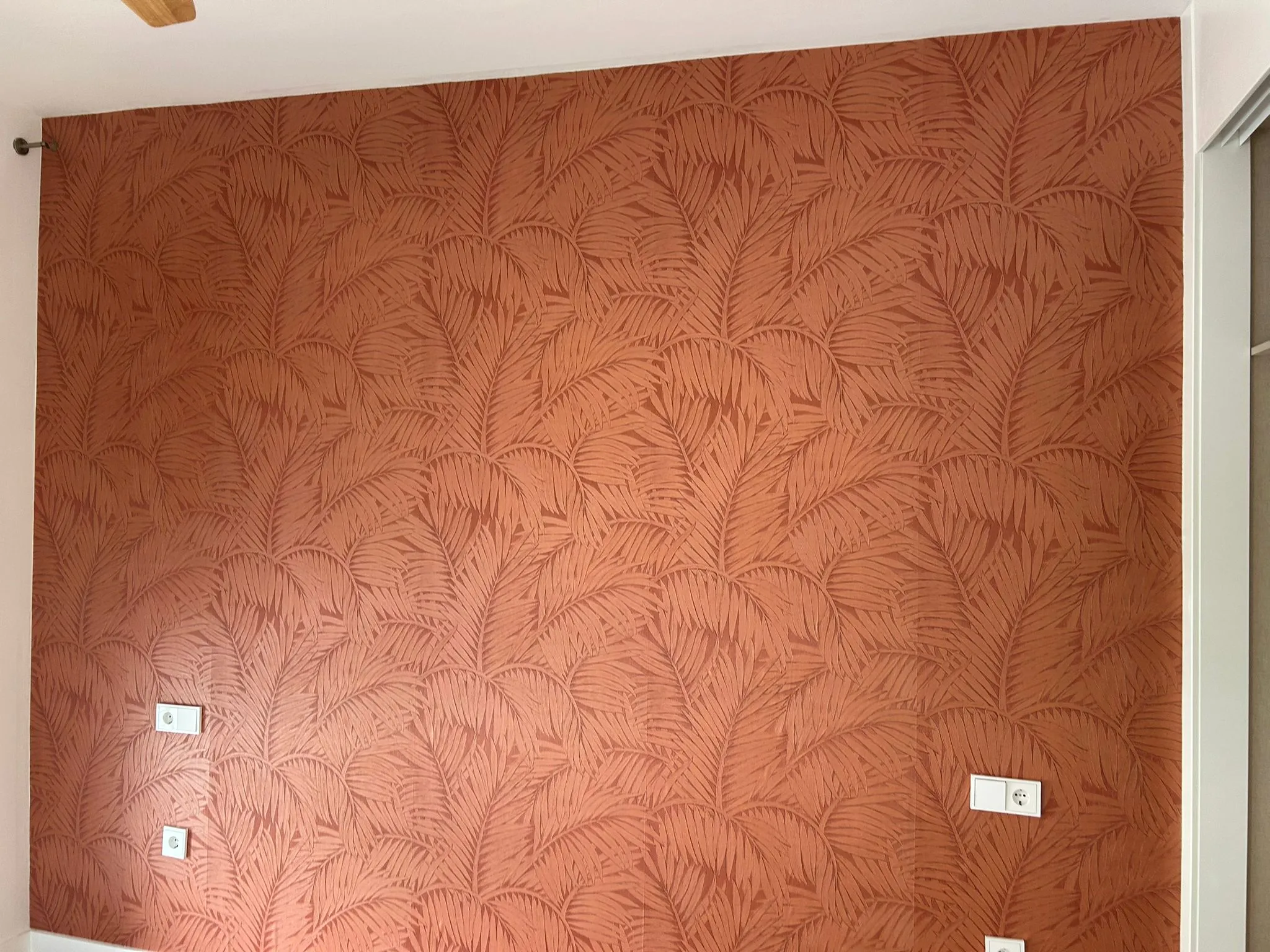 Papel pintado elegante para habitación principal en Sevilla.