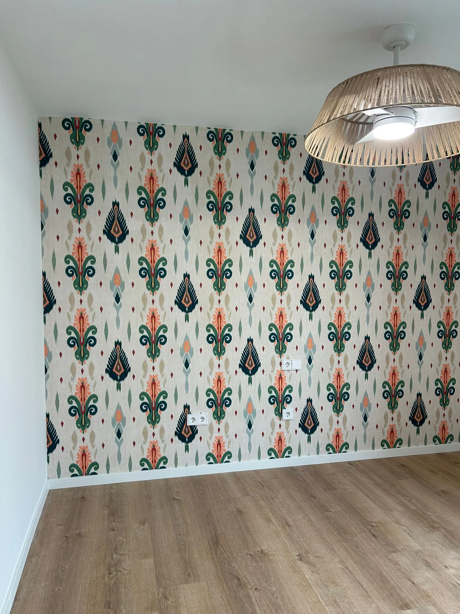 Empapelado de pared de acento en dormitorio sevillano.