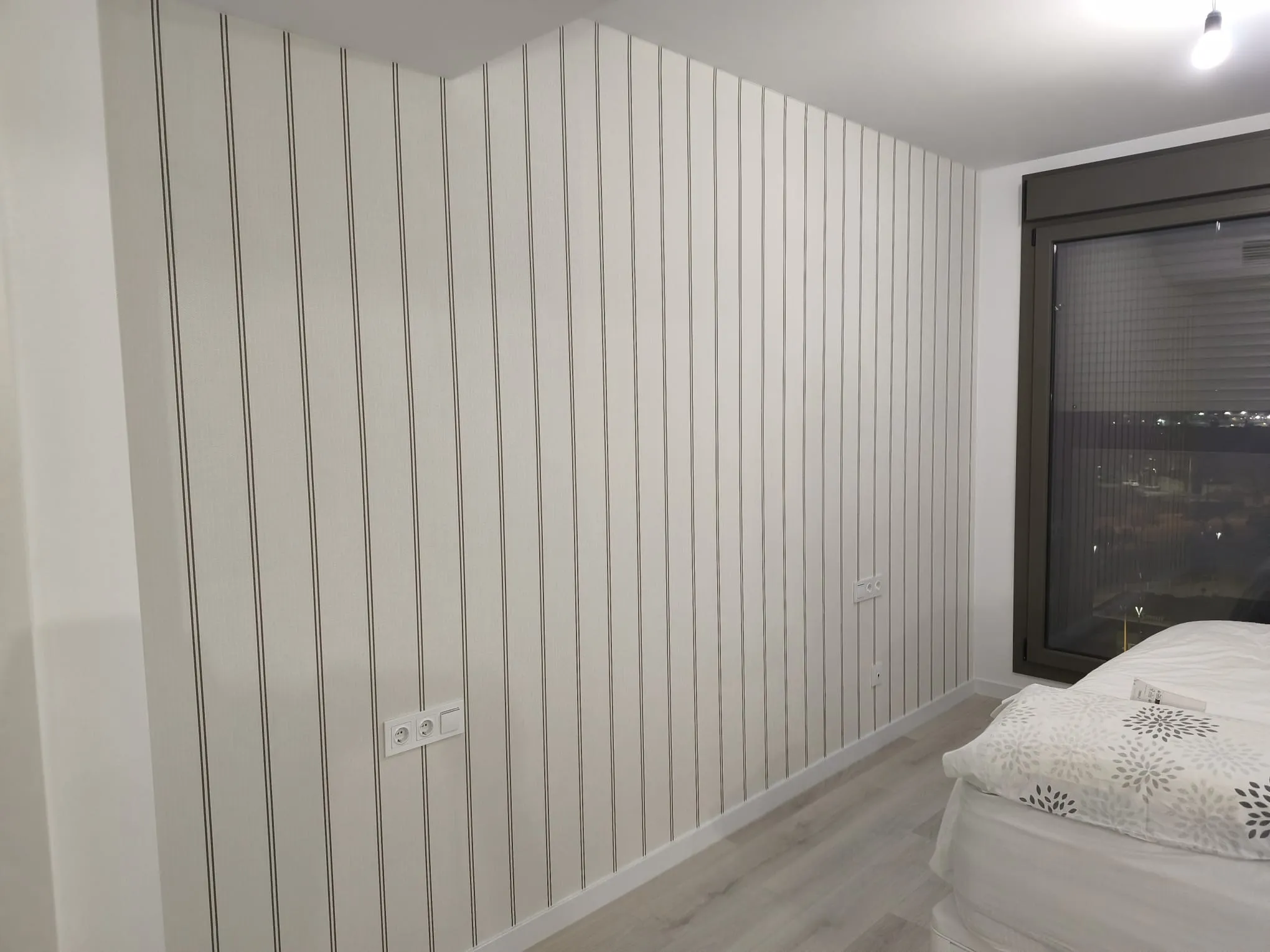 Dormitorio actualizado con papel pintado de tendencia en Sevilla.