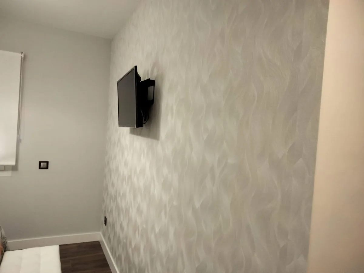 Papel pintado decorativo en vivienda de Sevilla, servicio garantizado.