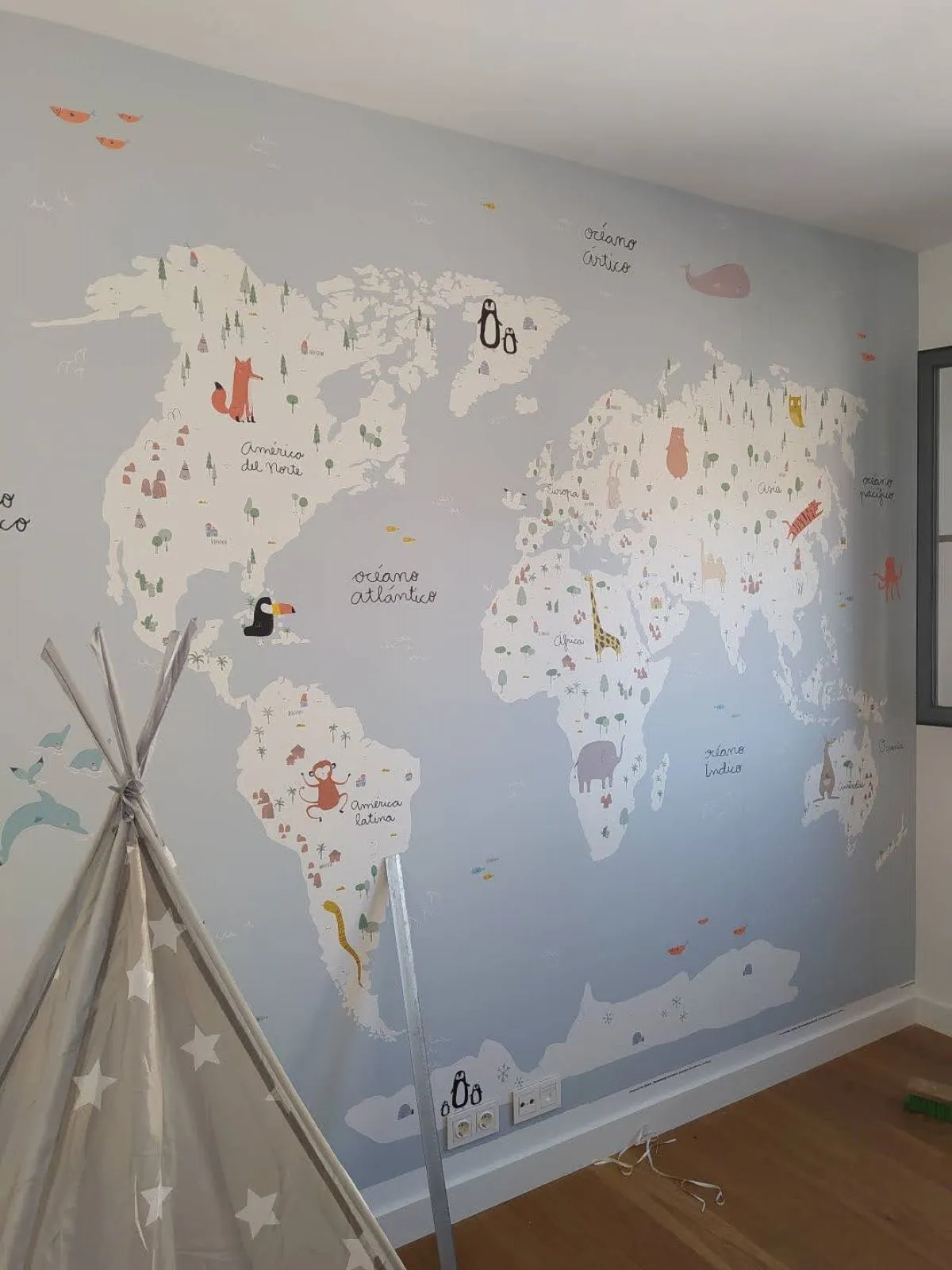 Habitación infantil empapelada por profesional en Sevilla.