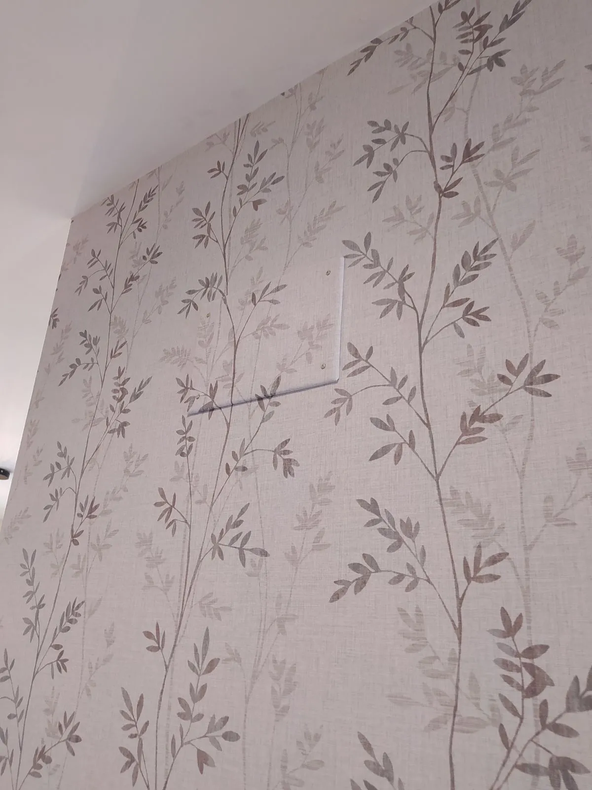 Papel pintado instalado en salón moderno en Sevilla.