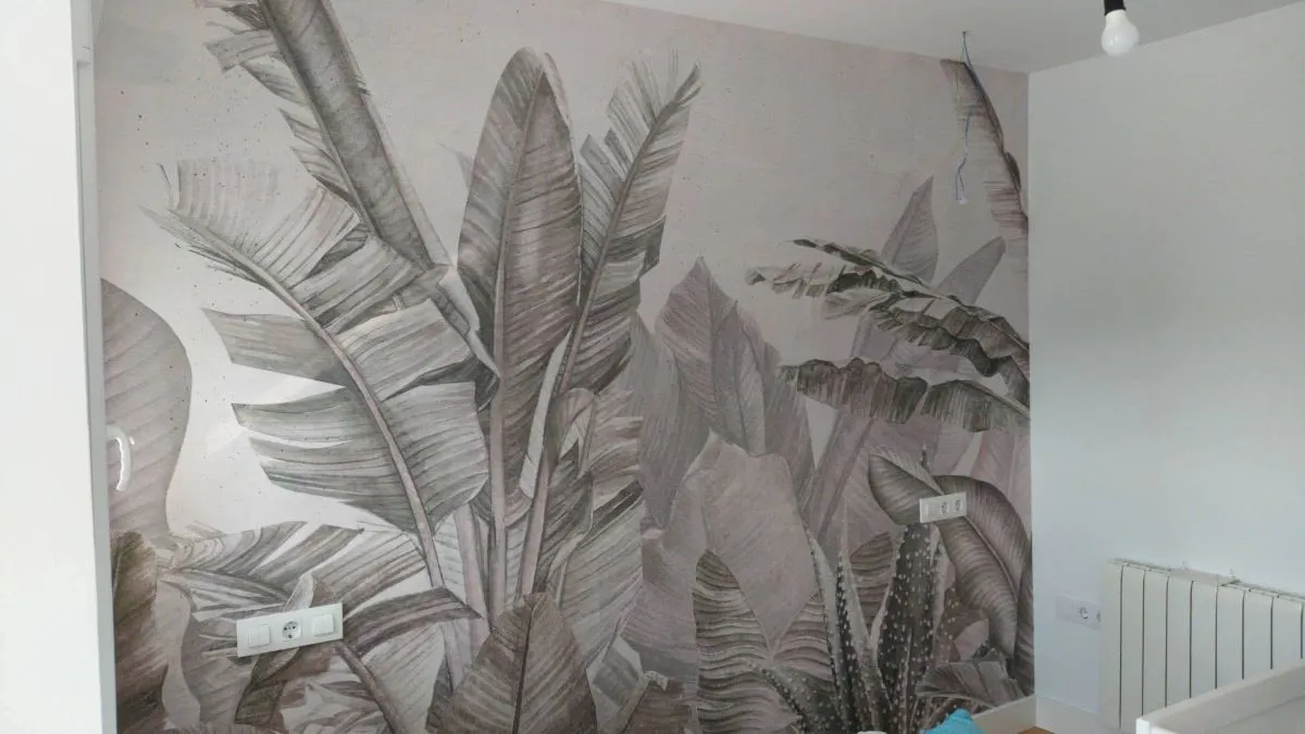 Detalle de papel pintado en pared de salón en Sevilla.