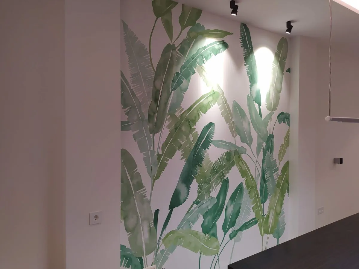 Instalación profesional de papel pintado en salón de Sevilla.