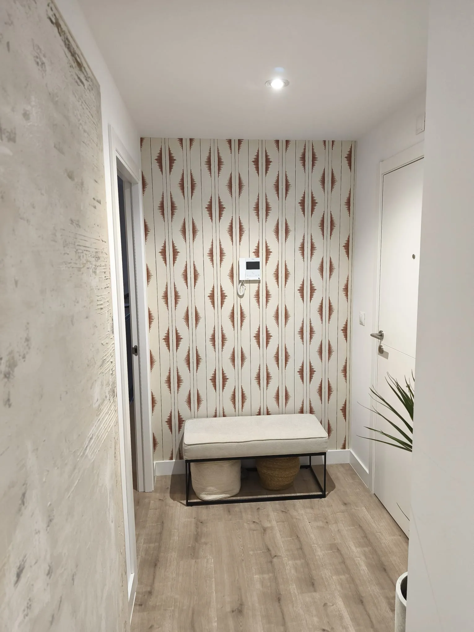 Salón con mural o papel pintado de gran formato en Sevilla.